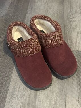Women’s 8 Clarks Burgundy Berry Knit Collared Winter Clog Slippers Fuzzy Shoes